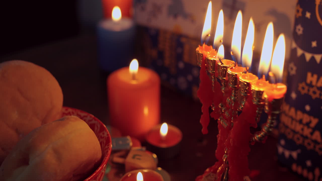 Menorah di Hanukkah con candele accese, Sufganiyot e Dreidels