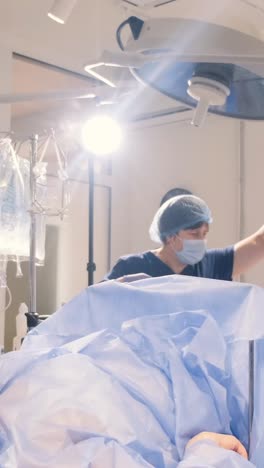 procedimiento quirúrgico en una sala de operaciones