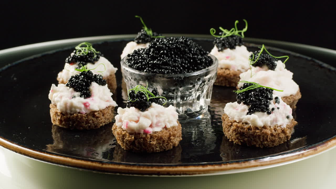 Canapés gourmands au caviar noir avec fromage frais et micropousses