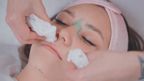 mujer que recibe tratamiento facial