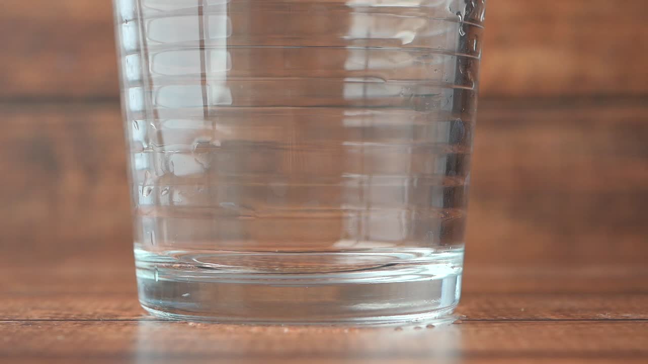 vaso de agua con burbujas
