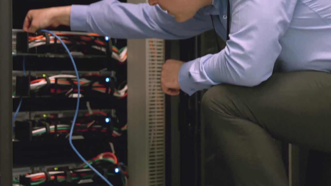 técnico que usa una computadora portátil para analizar el servidor