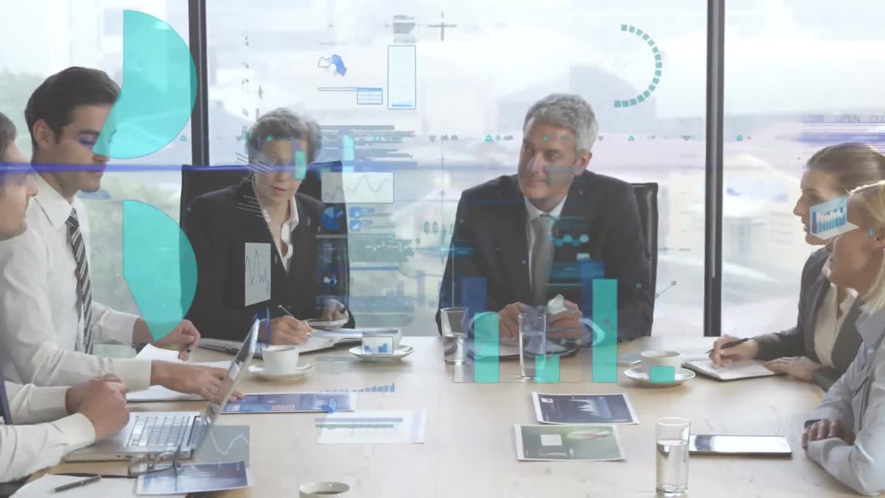 사무실에서 다양한 사업가들에 대한 금융 데이터 처리의 활성화