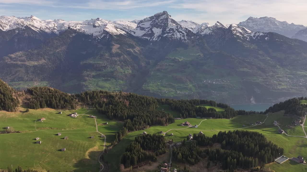 птичий вид на чудесную долину амден-арвенбюэль с заснеженными горами на заднем плане