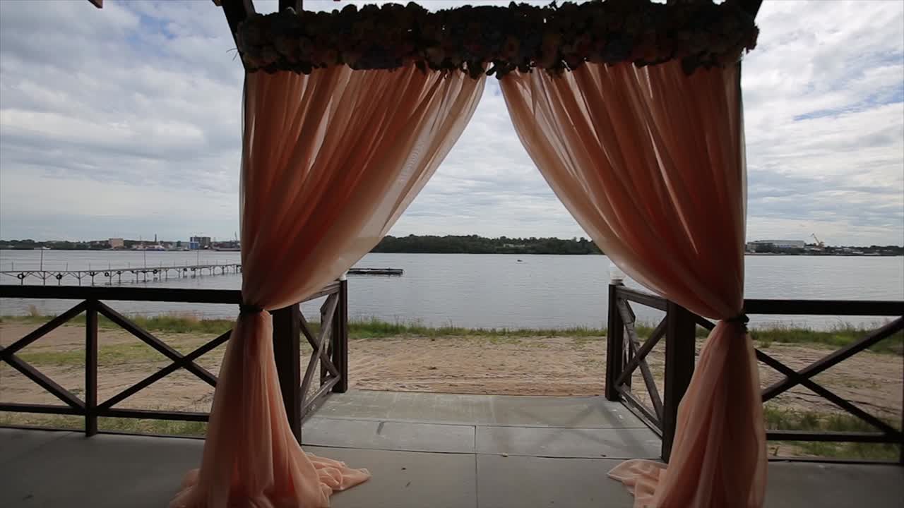 arco de bodas rústico a orillas del río