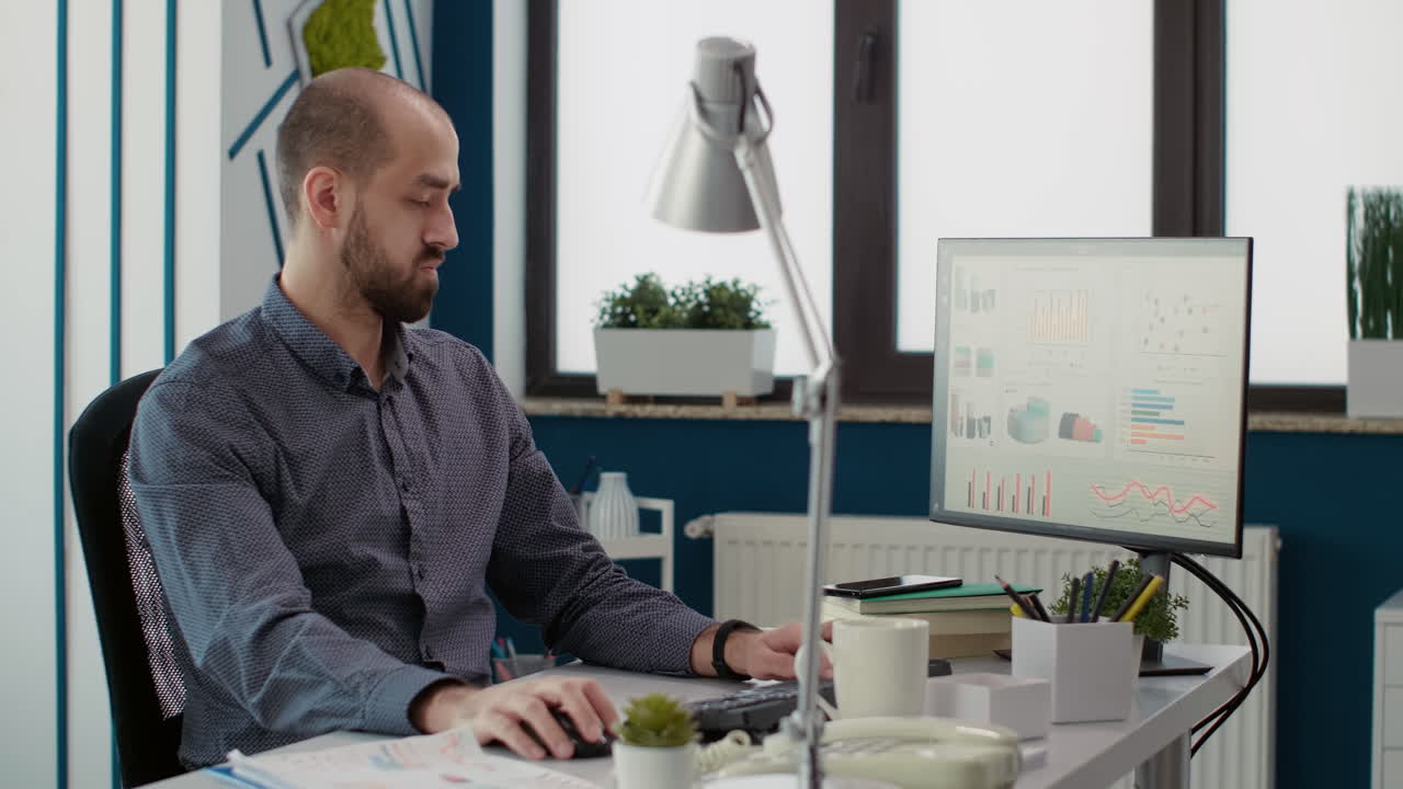 крупным планом ученого-химика, смотрящего на образец зеленого листа, проверяющего генетическую мутацию