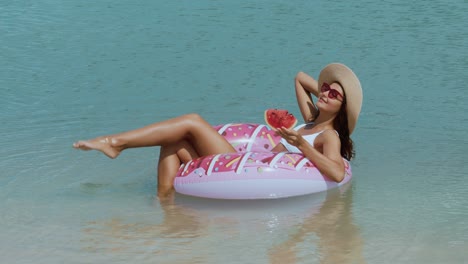 mujer en el mar en un anillo de goma