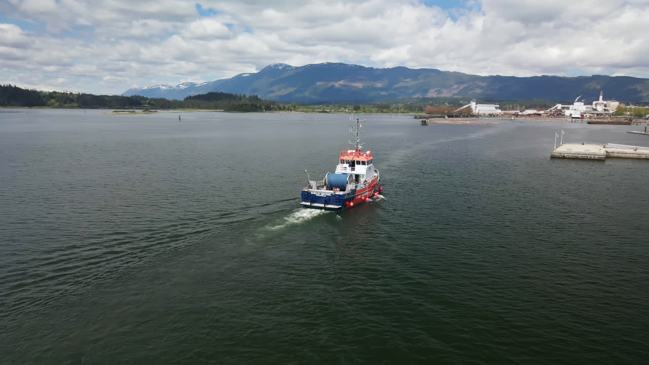 포트 알버니, bc, 캐나다에서 물을 가로질러 항해하는 예인선