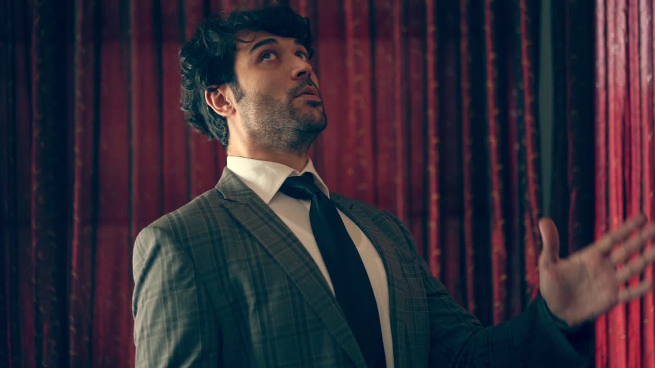 el hombre está bailando como un robot