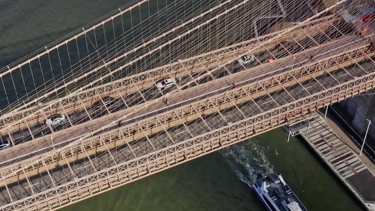 Brooklyn Bridge connects Manhattan and Brooklyn with traffic and boats