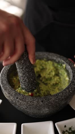 el chef preparando el guacamole.