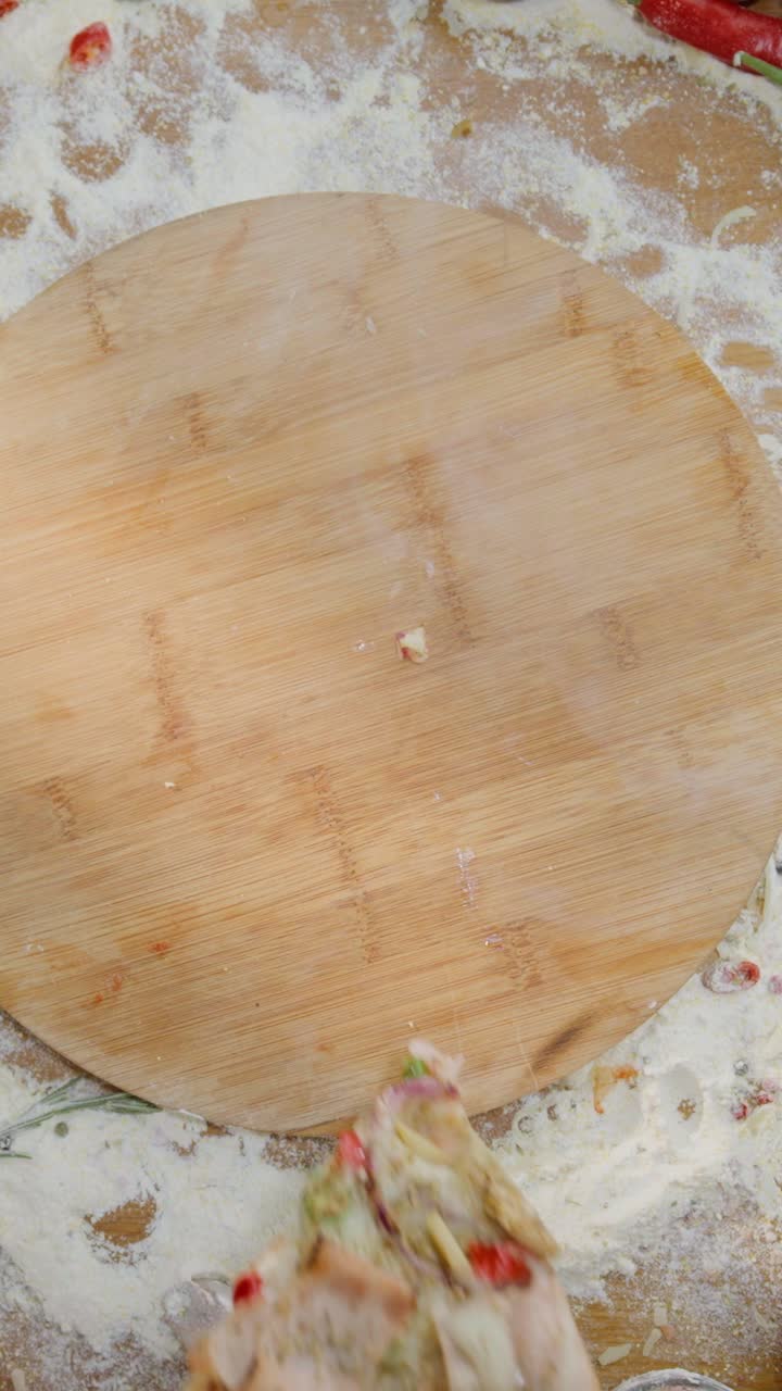 пицца на деревянной доске