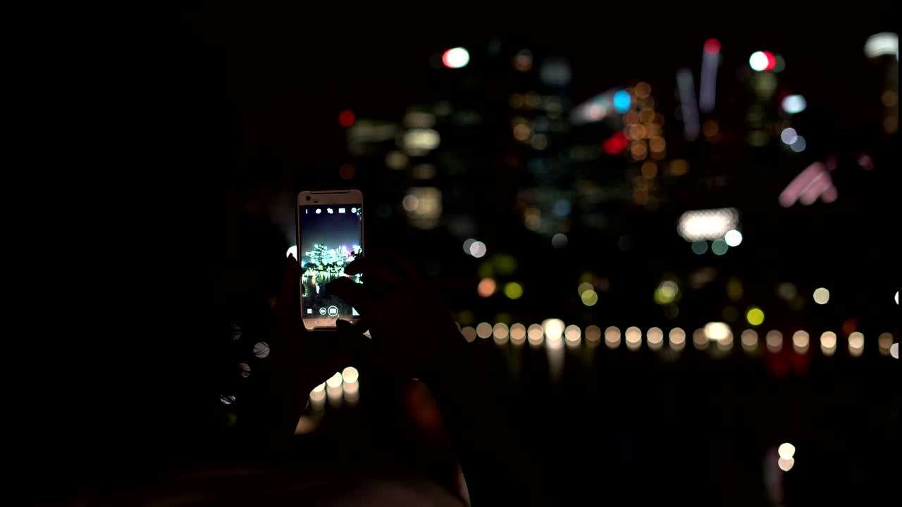 スマートシティの夜を過ごす女性