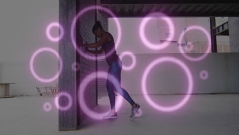 animación de círculos púrpuras que parpadean sobre una mujer haciendo ejercicio y estirándose