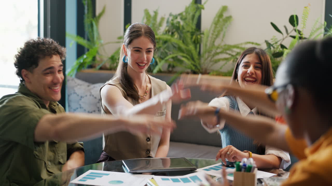 Team Aziendale Eterogeneo Applaude e Celebra il Successo Durante una Riunione in Ufficio