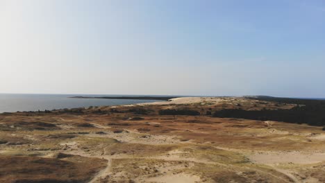 Aéreo:-Volando-Hacia-El-Mar-En-La-Tarde-Soleada-Sobre-Dunas-De-Arena-Muerta-Cerca-Del-Mar-Báltico