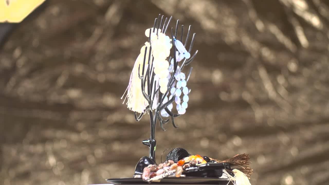 gemas del rosario blanco en el modelo de cuernos de gacela tocadiscos disparado con fondo dorado