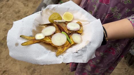 Fried-white-pomfret-served-in-the-beach-of-Digha,-Bengal,-India-by-local-fishermen