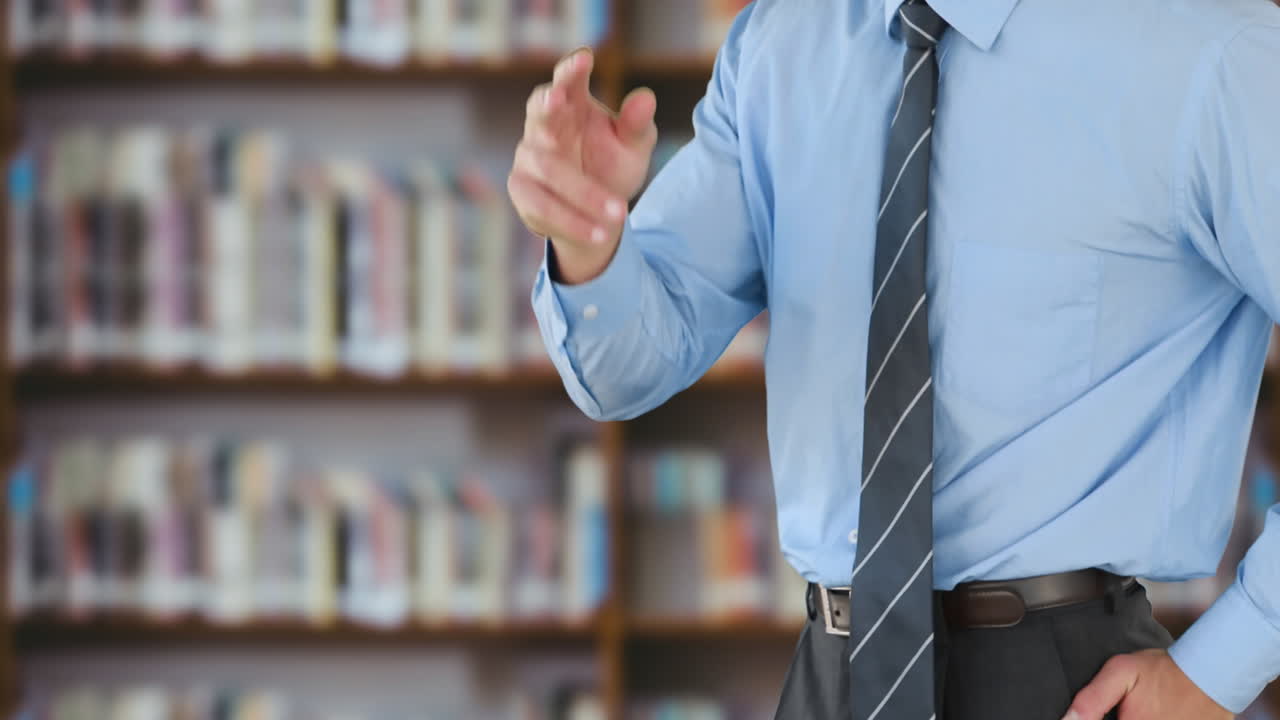 hombre de negocios inteligente deslizando una pantalla digital 4k