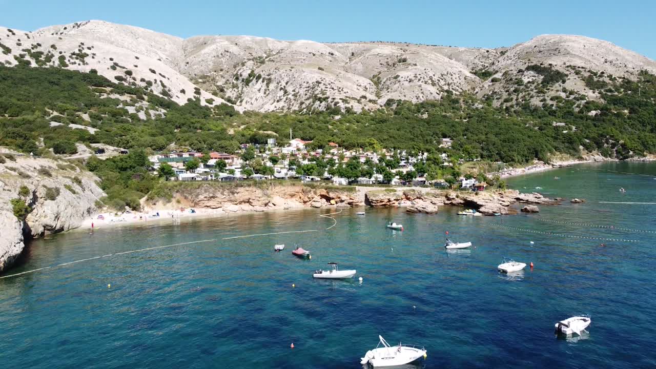 Vidéo de stock Premium - Île de krk, croatie - littoral avec bateaux ...