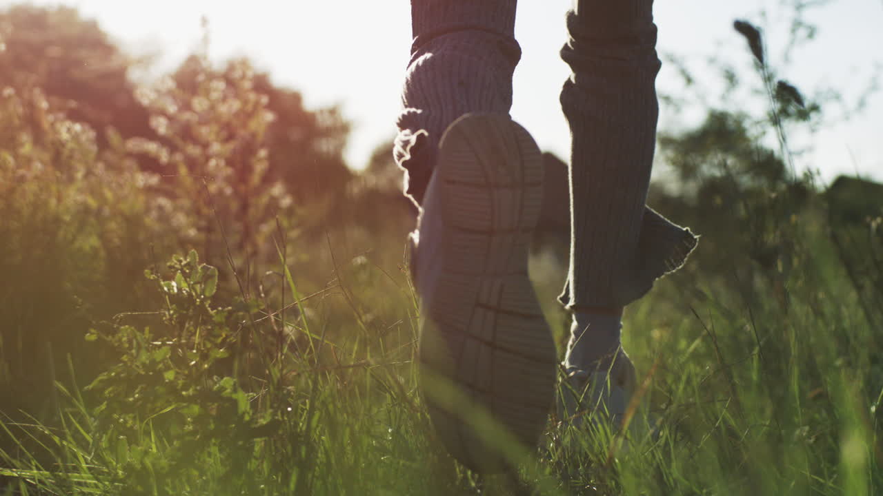 들판을 고 달리는 사람