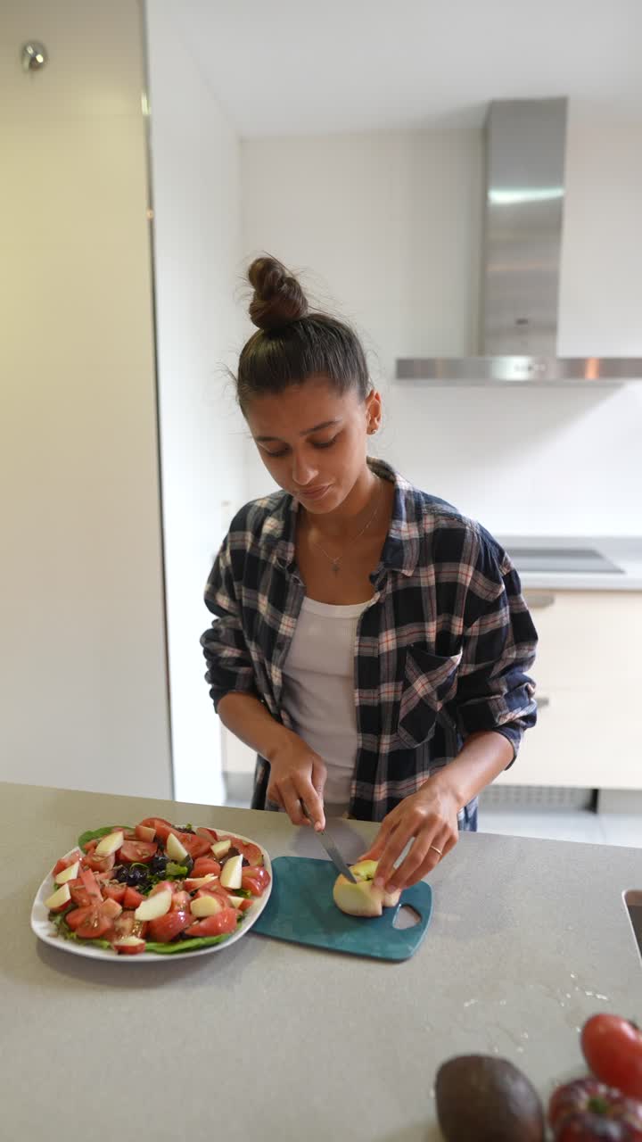 mujer preparando una ensalada en una cocina