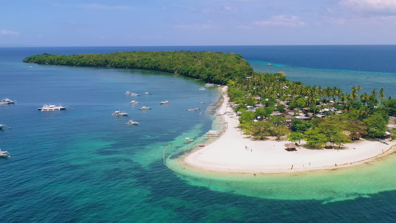 외딴 섬 낙원 근처에 정박한 보트. 보라카이, 필리핀