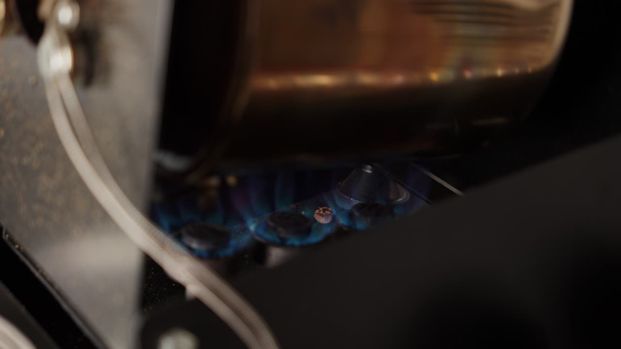 커피 기 기계 회전 및 blowtorch 조명 로스터의 파란 불꽃