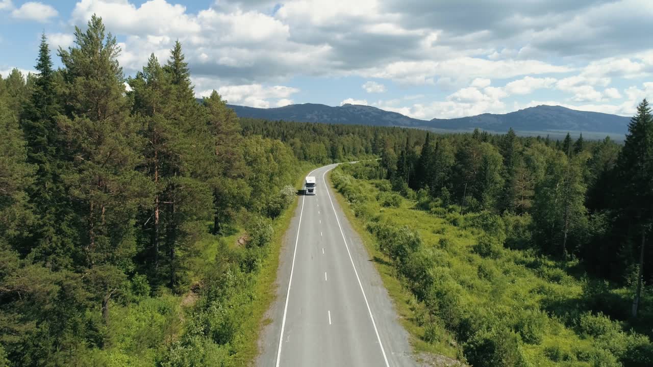 트럭 과 함께 경치 좋은 숲 도로