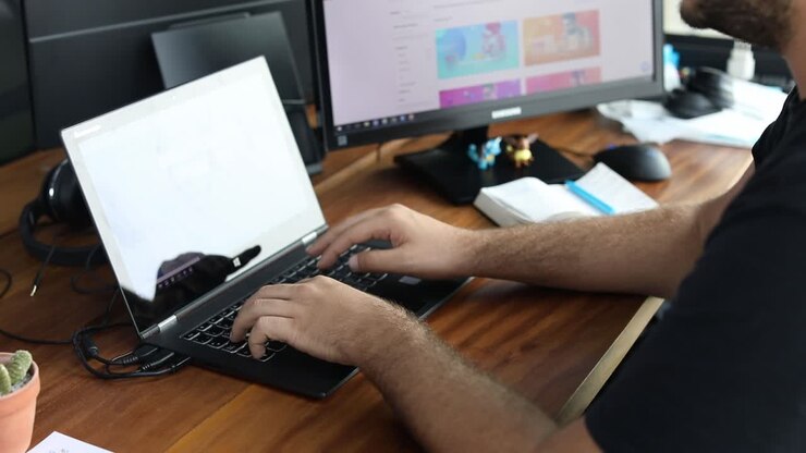 Impiegato d'ufficio che lavora su un computer portatile - solo le mani.