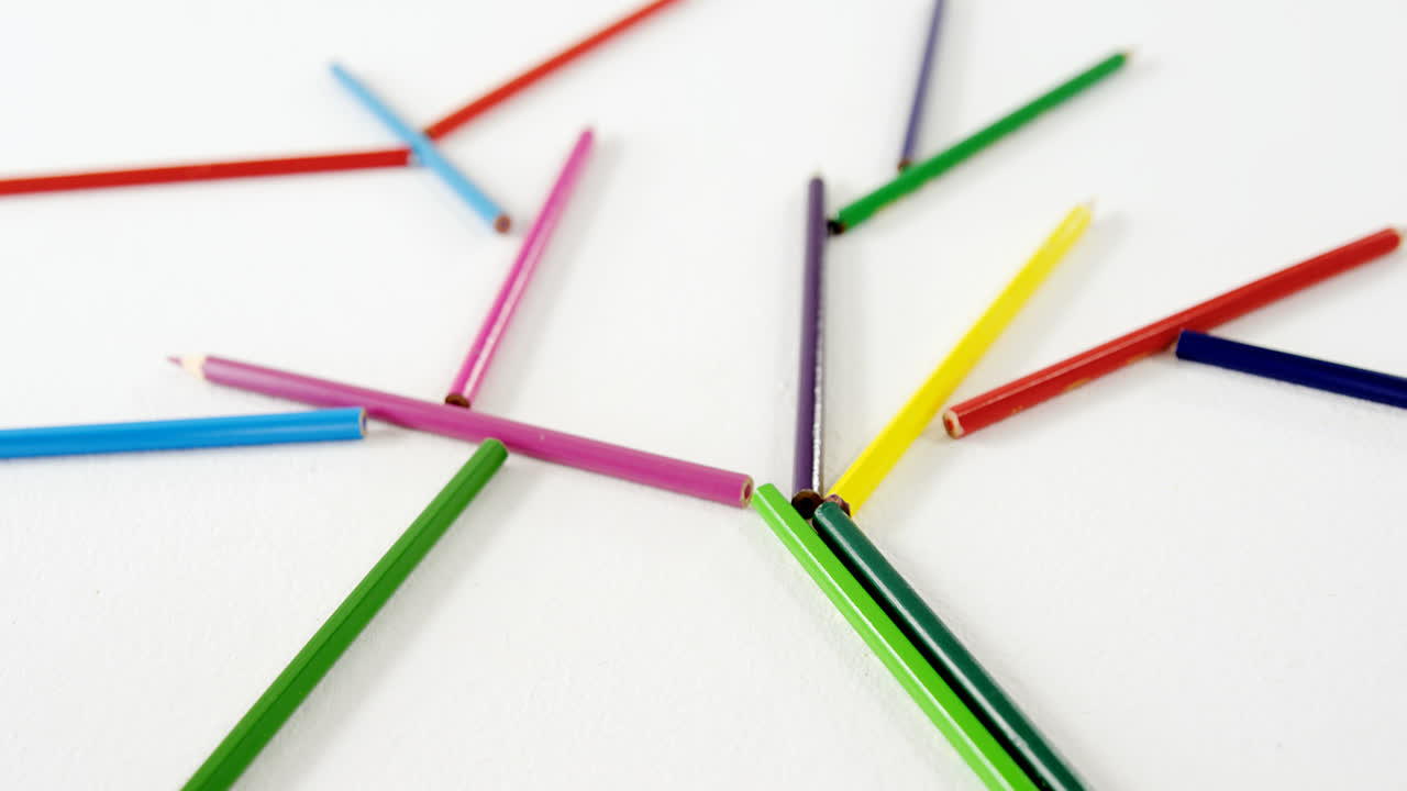 lápiz de color formando un árbol