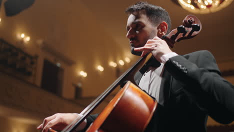 Violonchelista-Inspirado-Está-Tocando-El-Violonchelo-En-La-Escena-Del-Concierto-Del-Music-Hall-De-La-Orquesta-Sinfónica-De-La-Filarmónica