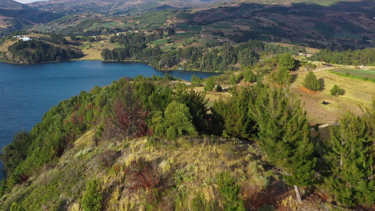 콜롬비아 보야카 고지대에 있는 천연 호수인 라구나 데 토타의 공중 전망