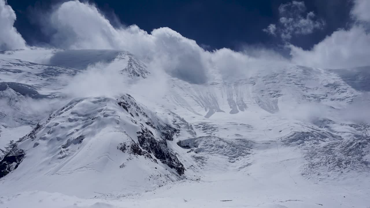 고급 베이스캠프에서 본 레닌 피크의 모션 타임랩스