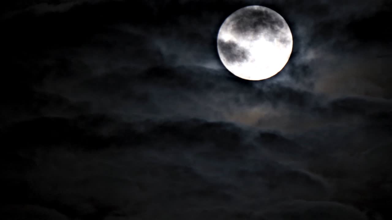 Lua cheia em fundo preto, que permite ver detalhes na superfície. É impressionante ver a Lua orbitando o planeta Terra.