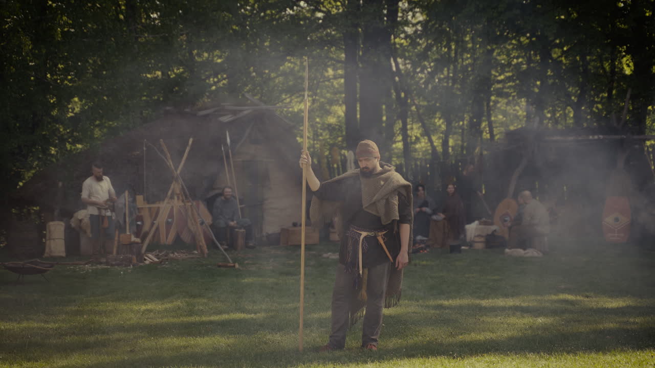 Historisk reenactment av vikingleirscene
