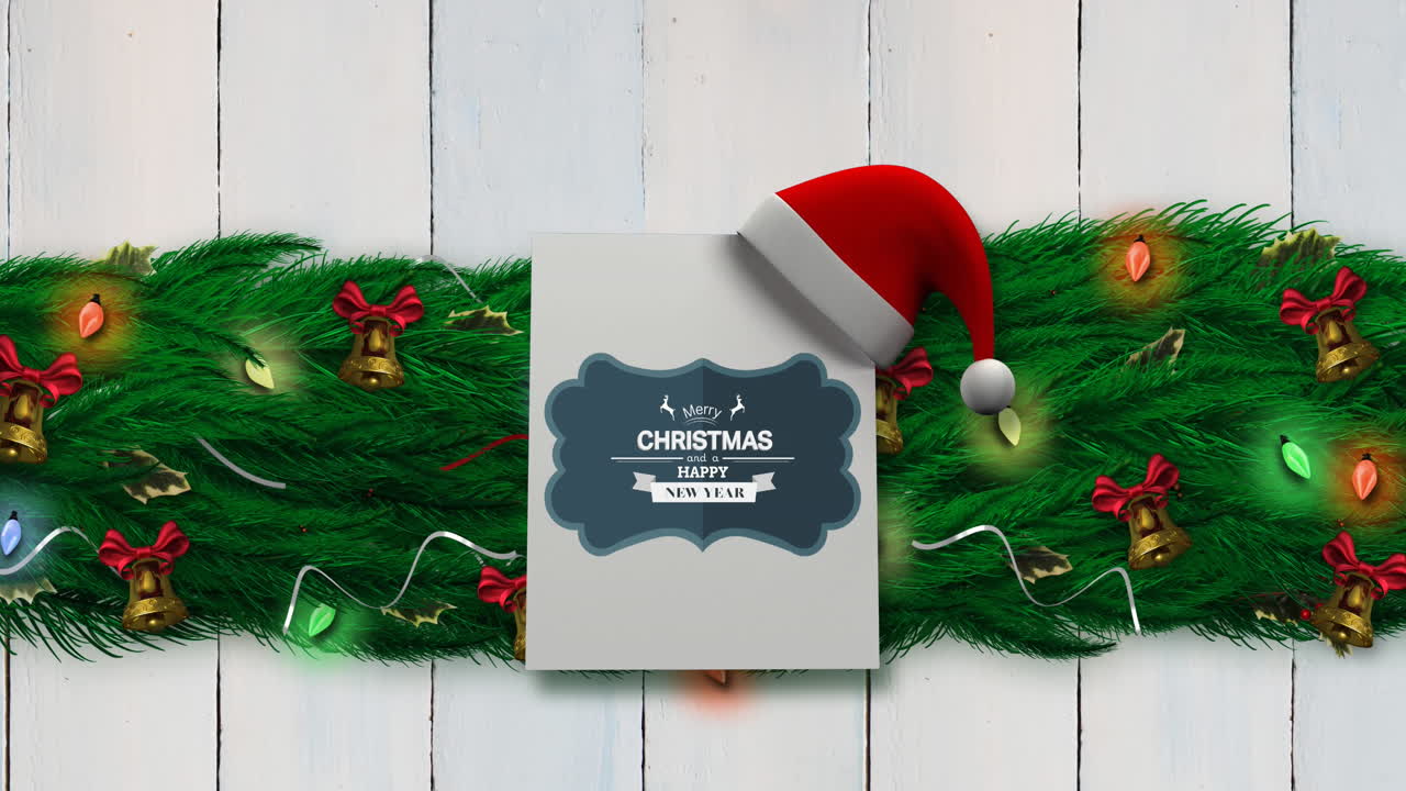 Animación de texto Feliz Navidad sobre un gorro de Papá Noel y un abeto