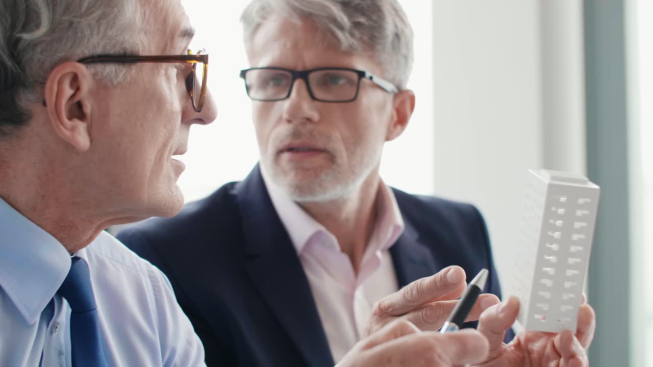 두 명의 수석 건축가들이 전략에 대해 협의하고 있습니다.