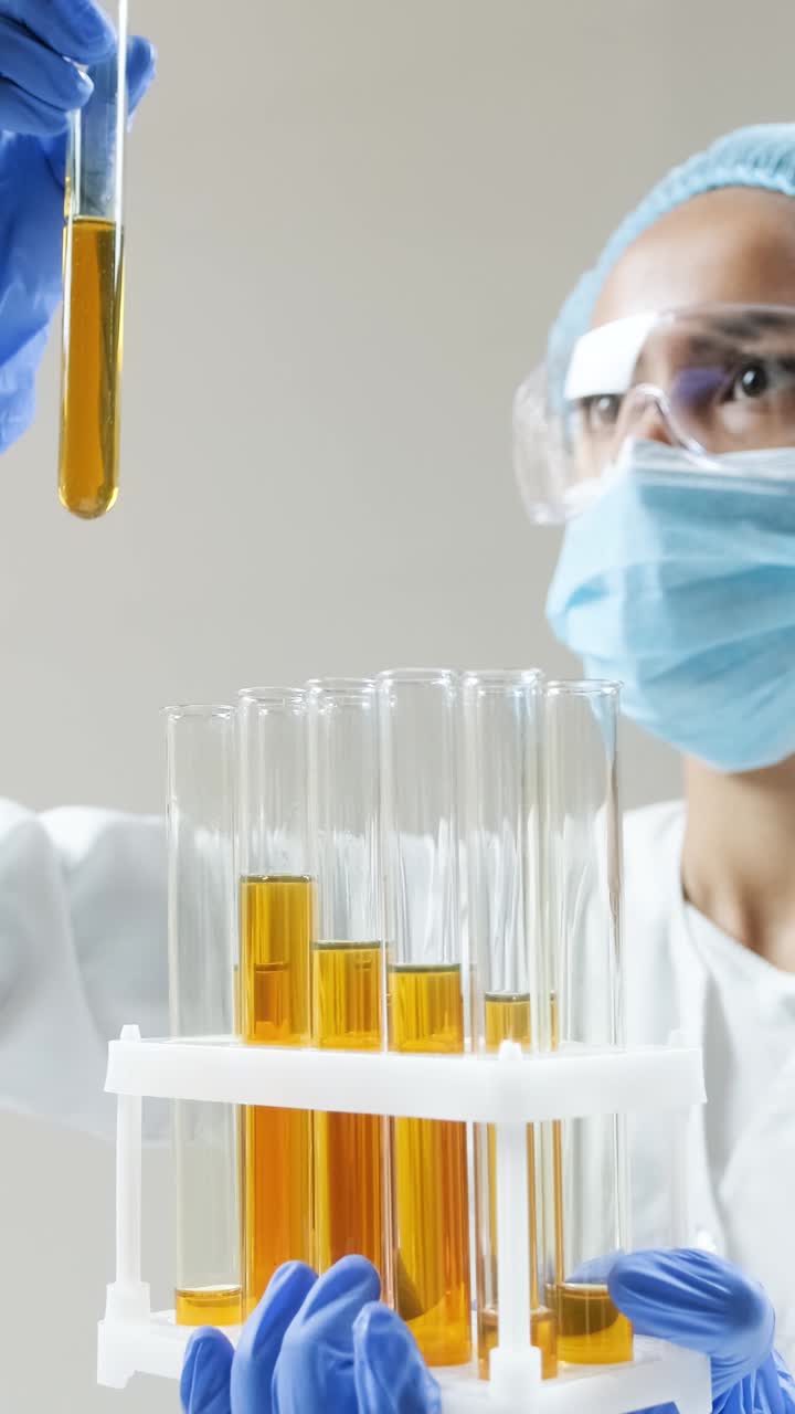 실험실 에서 실험 튜브 를 사용 하는 과학자