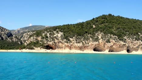 navegando a lo largo de playas y cuevas naturales en cerdeña