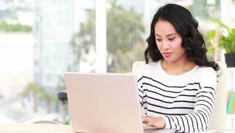 Lässige-Asiatische-Geschäftsfrau,-Die-Laptop-Verwendet