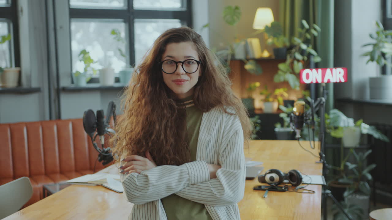 retrato de una hermosa chica sonriendo a la cámara en un estudio de podcast