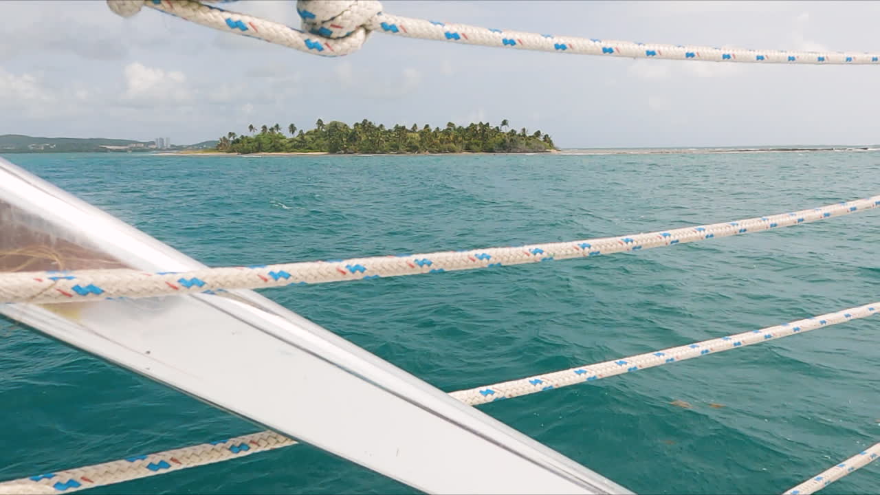 움직이는 보트, 핸드헬드, 낮에서 본 놀라운 푸에르토리코 섬 전망