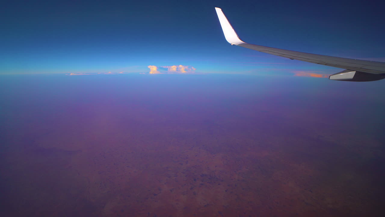 Imagem em grande angular de avião voando sobre o deserto africano em alta altitude.
