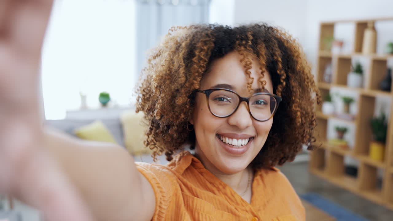 cara, mano y signo de paz de una mujer negra sonriendo
