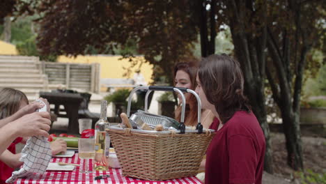 foto deslizante de una familia feliz comiendo al aire libre