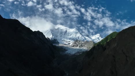 y hermosa montaña rakaposhi cubierta de nieve con nubes ligeras