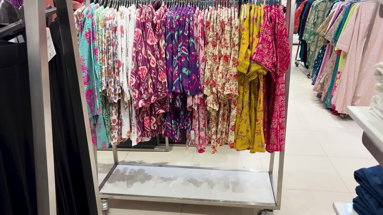 Colección de ropa étnica para mujer de estilo vibrante colgada en un showroom para su venta al por menor