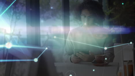 animación de redes de conexiones con iconos sobre el hombre usando teléfono inteligente