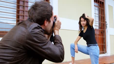 fotógrafo masculino haciendo clic en fotos de modelo 4k